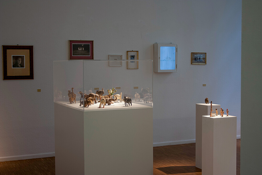 Ausstellungssituation, Medizinschrank mit Schwitzkes Morphiumspritze
